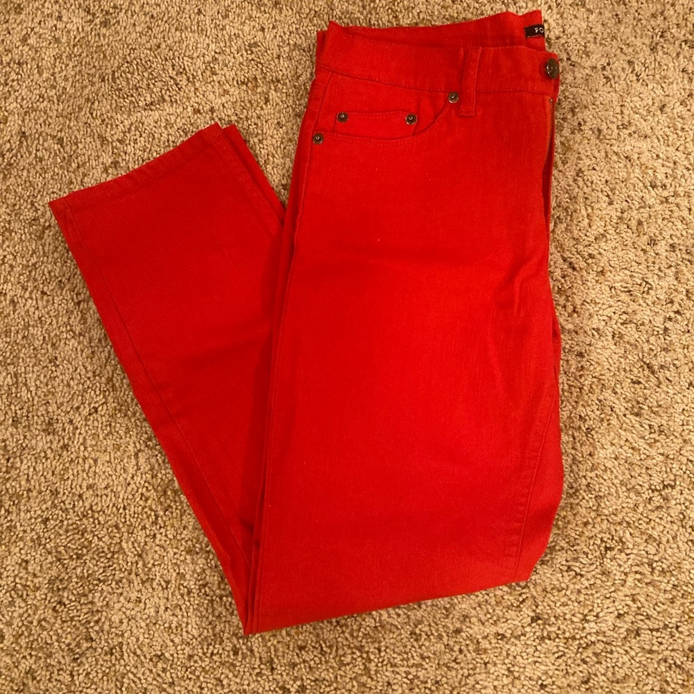 Sooo cute!! Bright red ankle pants.
